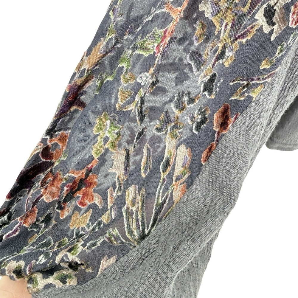 GIMMICKS by BKE Knit Blouse Size L Gray Floral Sheer Sleeve Boho Hippie Western - Picture 7 of 10